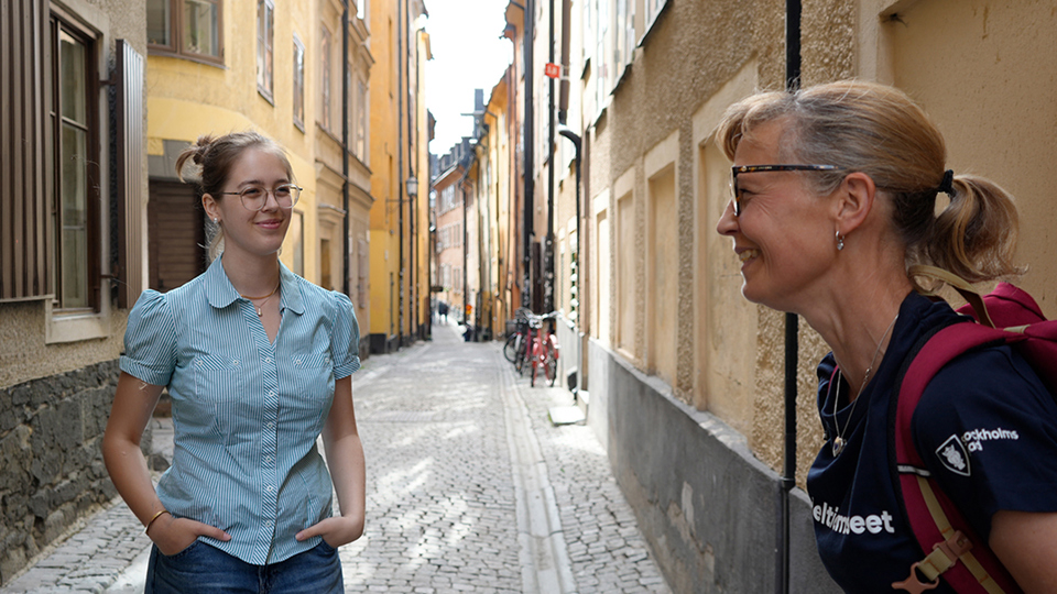Guide med en deltagare i en trång gränd.
