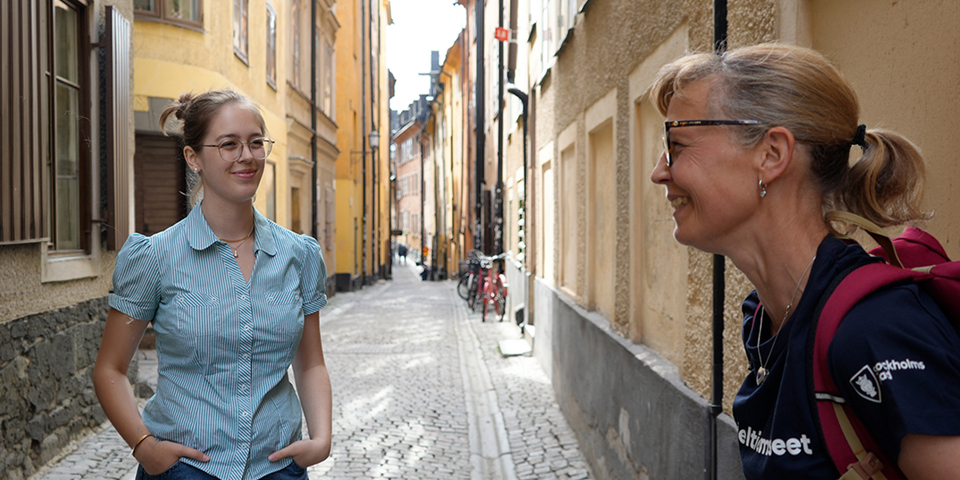 Guide med en deltagare i en trång gränd.