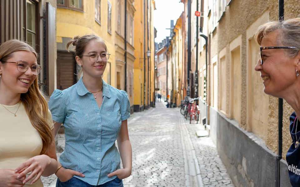 Guide with two people in a narrow alley.