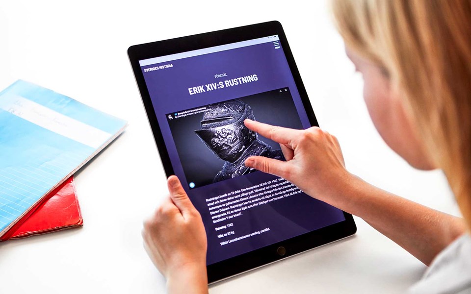 Barn med läsplatta utforskar 3D-modell av Erik XIV:s rustning på undervisningsresursen Sveriges historia.