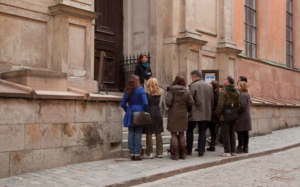 En grupp besökare med guide utanför Storkyrkan, Gamla stan. Foto: Ingrid Johansson.
